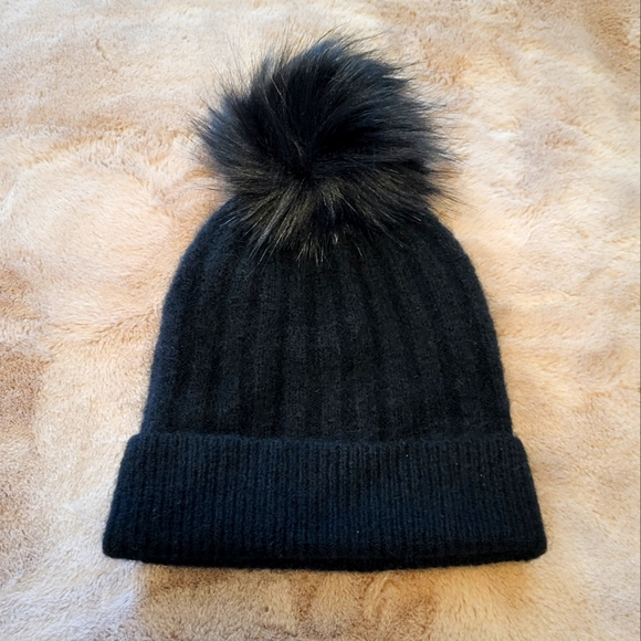 Aritzia Auxiliary Pom Cuff Beanie Faux-fur Pompom Beanie Hat Black - Picture 2 of 5